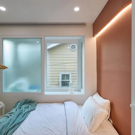 Unique House With Hongdae Area 2R With Livingroom