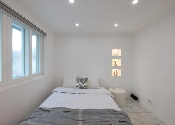 Unique House With Hongdae Area 2r With Livingroom