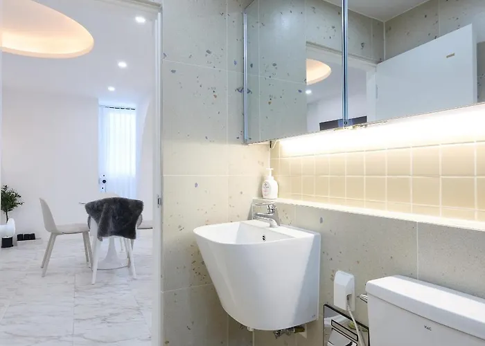 Unique House With Hongdae Area 2r With Livingroom 3*