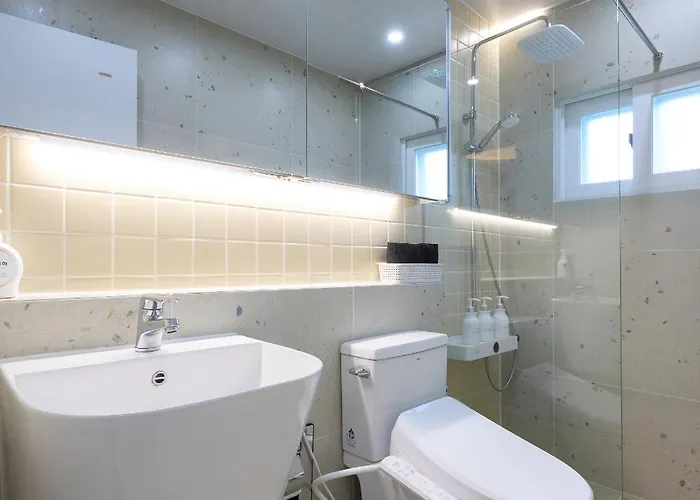 Unique House With Hongdae Area 2r With Livingroom 게스트하우스 3*