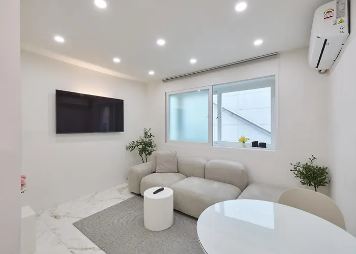 Unique House With Hongdae Area 2r With Livingroom 게스트하우스 3*