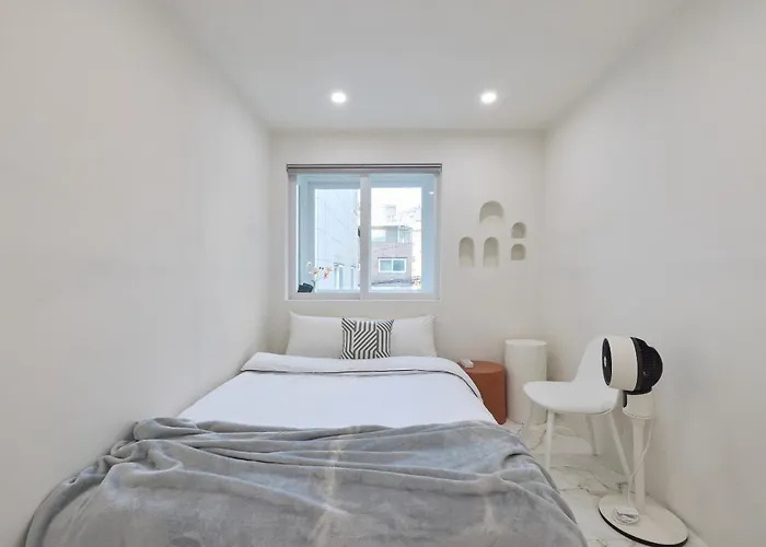 Unique House With Hongdae Area 2r With Livingroom